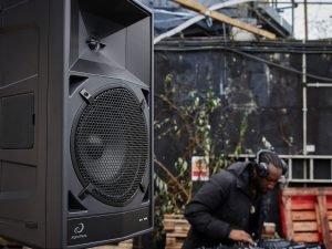 ALPHATHETA WAVE-EIGHT 8" portable DJ speaker with SonicLink